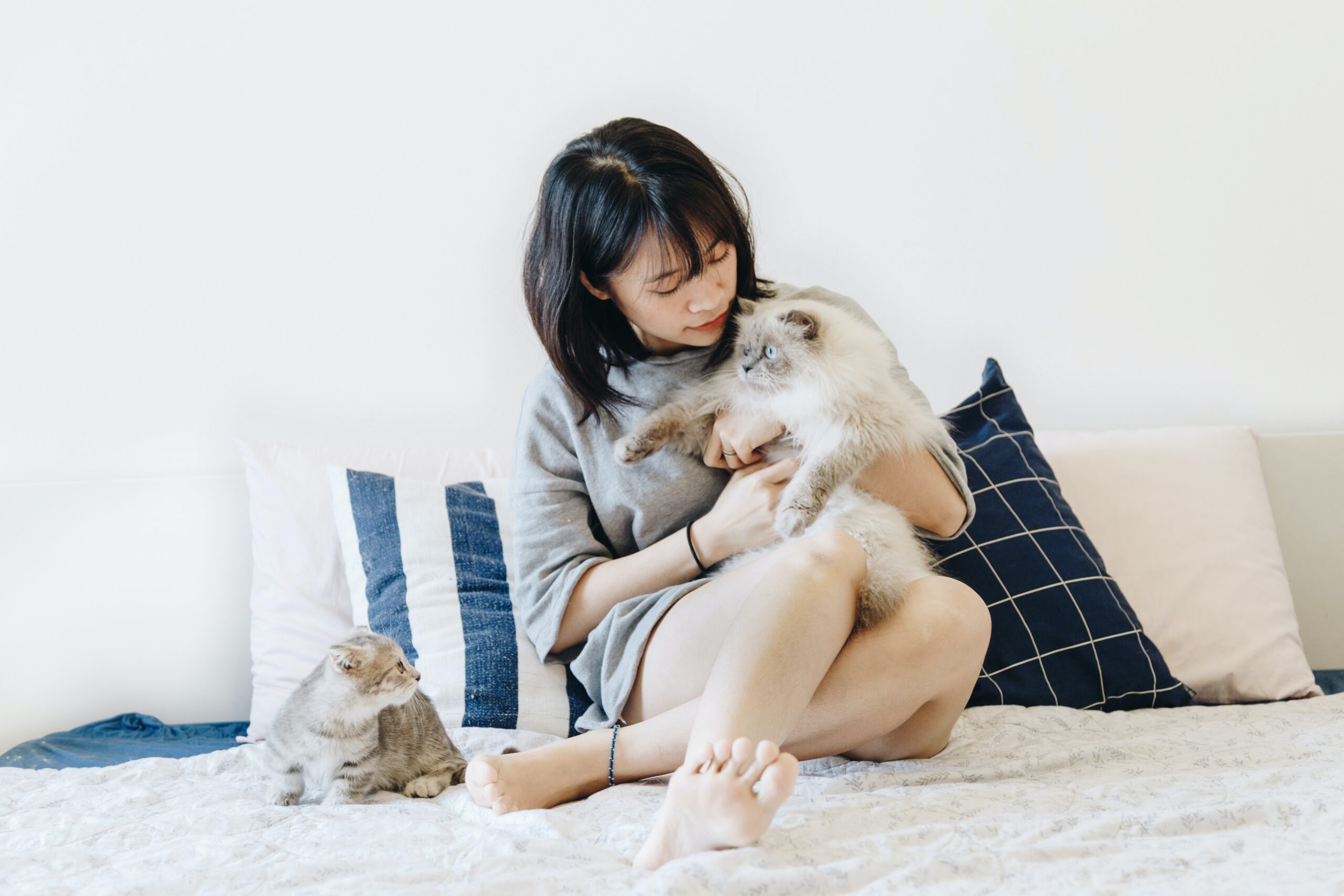 mujer con dos gatos